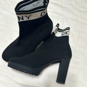 These Tessa Knitted Heeled Boots which come in a black colourway with a chunky